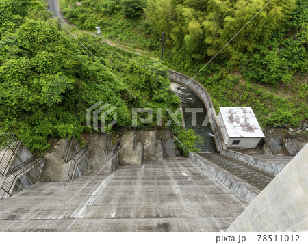 緑に囲まれた信貴山の大門ダム 緑に囲まれた信貴山の大門ダム 78511012