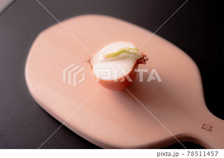 冷蔵庫の片隅に残された余り物の玉ねぎ 78511457