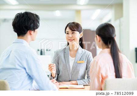 相談する若いカップル 相談する若いカップル 78512099