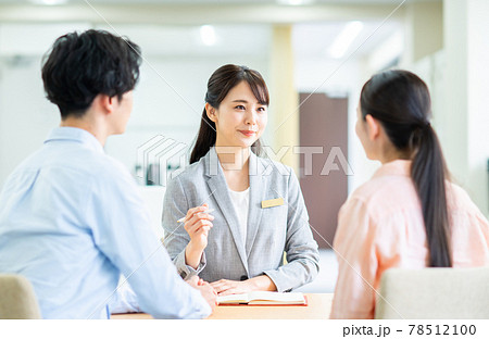 相談する若いカップル 78512100