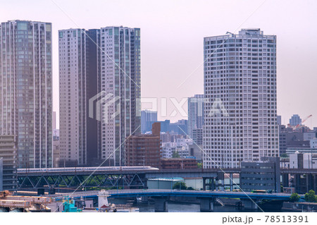 日本の東京都市景観　新幹線や港南大橋などを望む 78513391