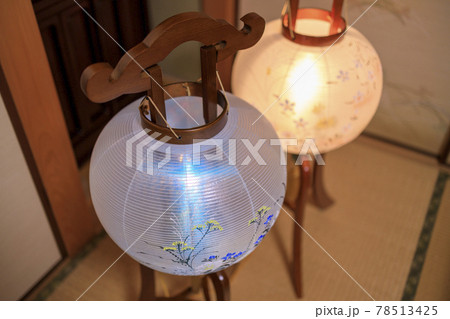 和室とお盆提灯 78513425