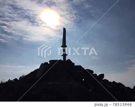 ニニギノミコトが天孫降臨した山とされる地。青銅製の天逆鉾が山頂に突き立てられ神秘的である。 ニニギノミコトが天孫降臨した山とされる地。青銅製の天逆鉾が山頂に突き立てられ神秘的である。 78513948