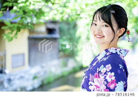 浴衣で京都を観光する女性 78516146