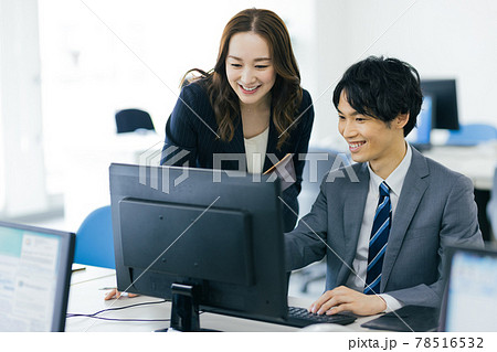 オフィスで働くビジネスパーソン 78516532