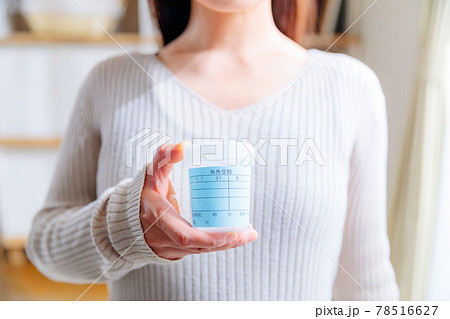 採精カップを持つ女性 78516627