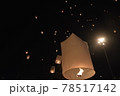 夜空に舞うランタン 78517142