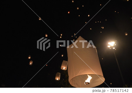 夜空に舞うランタン 78517142