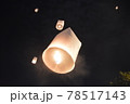夜空に浮かぶランタン 78517143