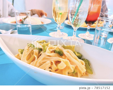 明るい昼下がりにみんなでパスタを囲んでランチタイム 明るい昼下がりにみんなでパスタを囲んでランチタイム 78517152