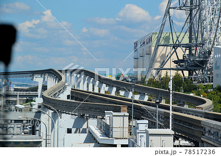 大阪モノレール万博記念公園駅から本線と彩都線のモノレール独特の分岐をみる 背景に観覧車 大阪モノレール万博記念公園駅から本線と彩都線のモノレール独特の分岐をみる 背景に観覧車 78517236
