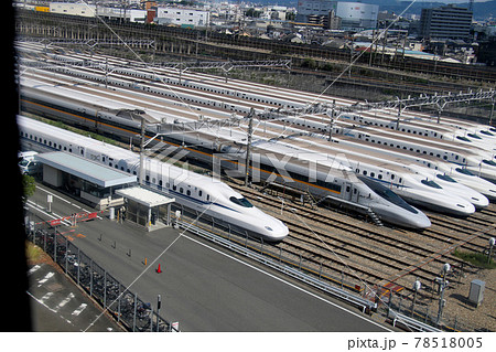 大阪モノレール下り線側から東海道新幹線鳥飼基地を車中より望む 78518005