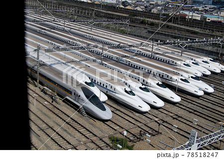 大阪モノレール下り線側から東海道新幹線鳥飼基地を望む　ひかりレールスター700系が正面から見える 78518247