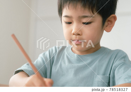 テーブルで勉強する男の子 テーブルで勉強する男の子 78518327