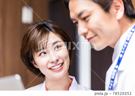 治療方針について話をする若い医師 78520352