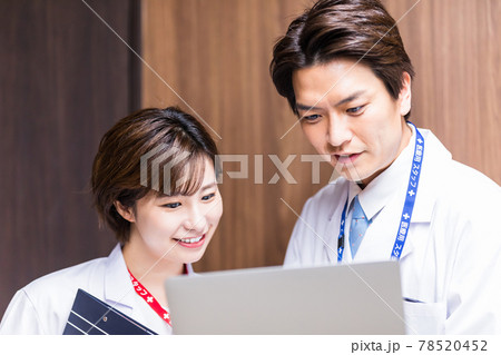 治療方針について話をする男女の医師 治療方針について話をする男女の医師 78520452