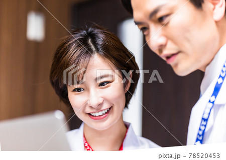 治療方針について話をする男女の医師 治療方針について話をする男女の医師 78520453