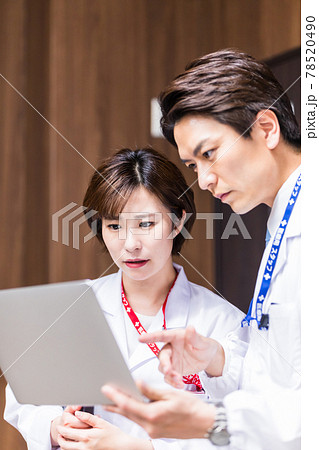 重症患者の治療方針について真剣に話をする男女の医師 重症患者の治療方針について真剣に話をする男女の医師 78520490