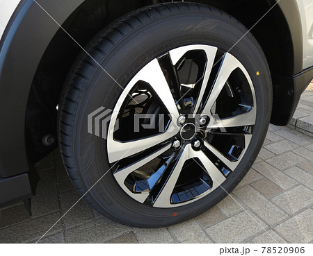 車用の新品ホイルとタイヤの写真 78520906