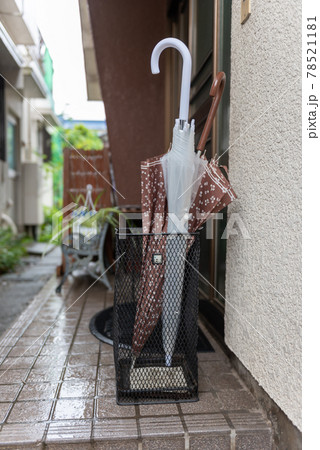 梅雨時期の雨上がりの傘の忘れ物 78521181