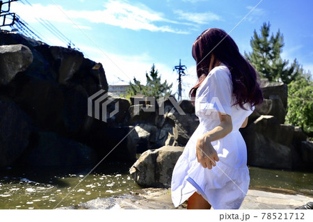 照りつける夏の日差しに、休息を求める彼女 78521712