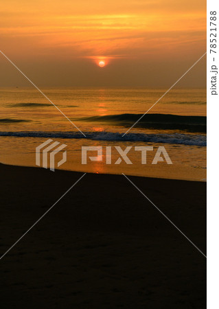 夏の海の夜明け 78521788