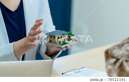 カップルと面談する女性　ハウスメーカー　設計士 78522191