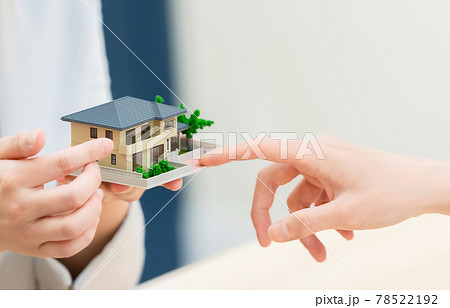 住宅模型を見る人々 78522192