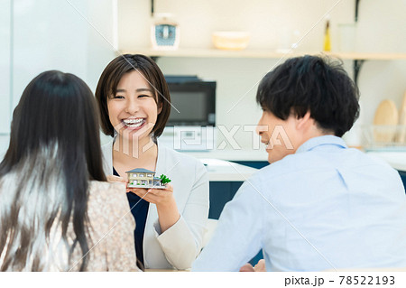 カップルと面談する女性　ハウスメーカー　設計士 78522193
