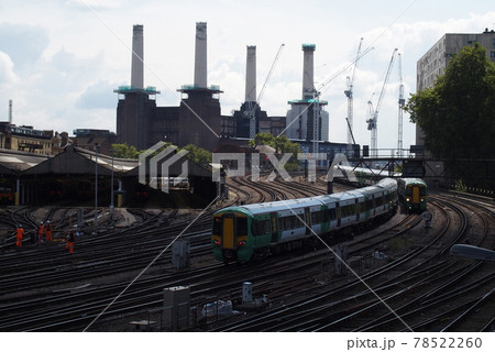 イギリス　ロンドンのエリザベス橋から見るバタシー発電所とナショナル・レールの列車 78522260