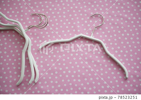 子供用の白いハンガー 78523251