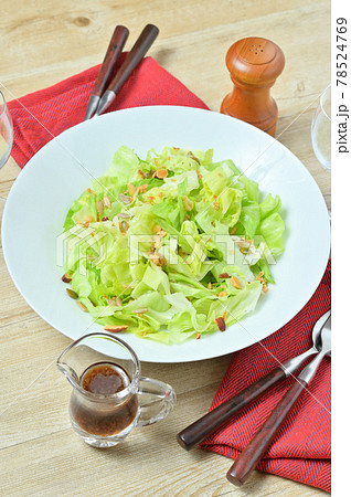 食べやすく美味しい「短冊切りのレタスのサラダ」。野菜嫌いのお子様にもぜひ。 78524769