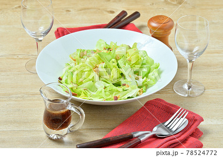 食べやすく美味しい「短冊切りのレタスのサラダ」。野菜嫌いのお子様にもぜひ。 食べやすく美味しい「短冊切りのレタスのサラダ」。野菜嫌いのお子様にもぜひ。 78524772
