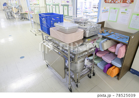 学校の給食（配膳カート） 78525039