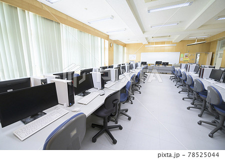 学校のパソコン室（ネット授業やプログラミング教育イメージ） 78525044