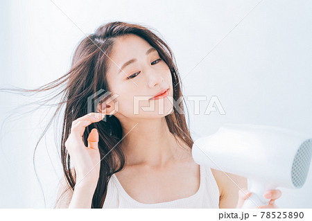 ドライヤーで髪を乾かす女性 78525890