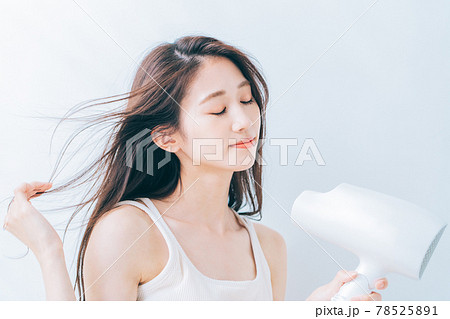 ドライヤーで髪を乾かす女性 78525891
