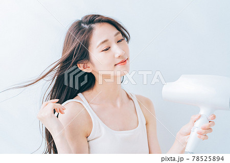ドライヤーで髪を乾かす女性 78525894
