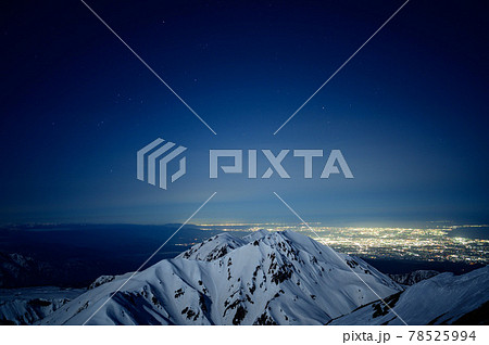 月光に照らされる山並みと夜景 78525994