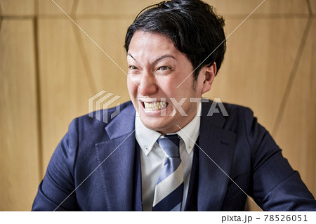 オフィスワーク 怒っている男性 オフィスワーク 怒っている男性 78526051