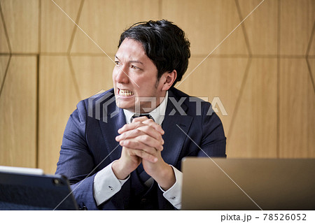 オフィスワーク 怒っている男性 オフィスワーク 怒っている男性 78526052