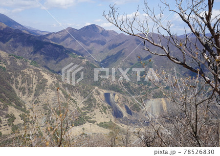 栃木県日光市足尾町の孤高のブナのある中倉山山頂付近から松木沢渓谷を見る 栃木県日光市足尾町の孤高のブナのある中倉山山頂付近から松木沢渓谷を見る 78526830