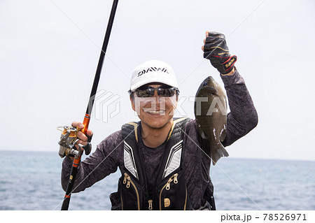 魚釣りでメジナを釣り上げた男性 魚釣りでメジナを釣り上げた男性 78526971