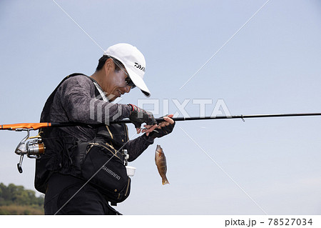 磯釣りをする男性 磯釣りをする男性 78527034