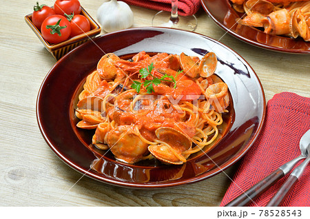 イタリアンパスタ、シーフードパスタのトマトクリームソース。海老、タコ、イカ、あさり、ベビーホタテ 。 78528543