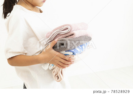 洗濯物をたたむ女の子 洗濯物をたたむ女の子 78528929