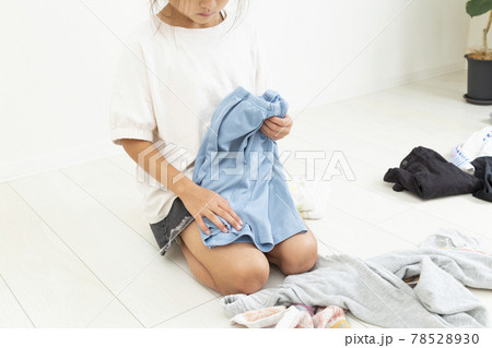 洗濯物をたたむ女の子 洗濯物をたたむ女の子 78528930