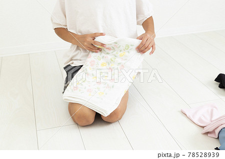 洗濯物をたたむ女の子 78528939