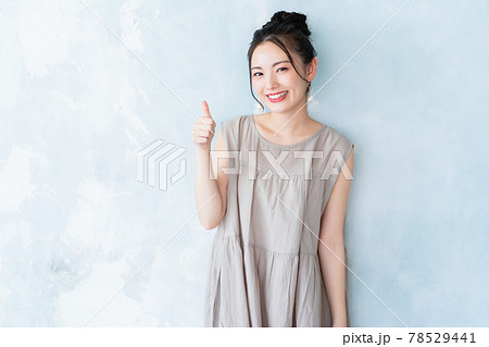 20代女性のサムズアップ 20代女性のサムズアップ 78529441