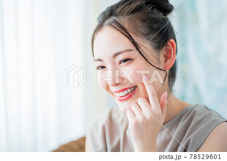 20代女性の肌弾力 78529601